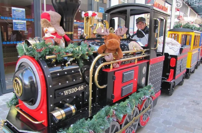 location, animation petit train DE noël pour centres commerciaux et galeries marchandes