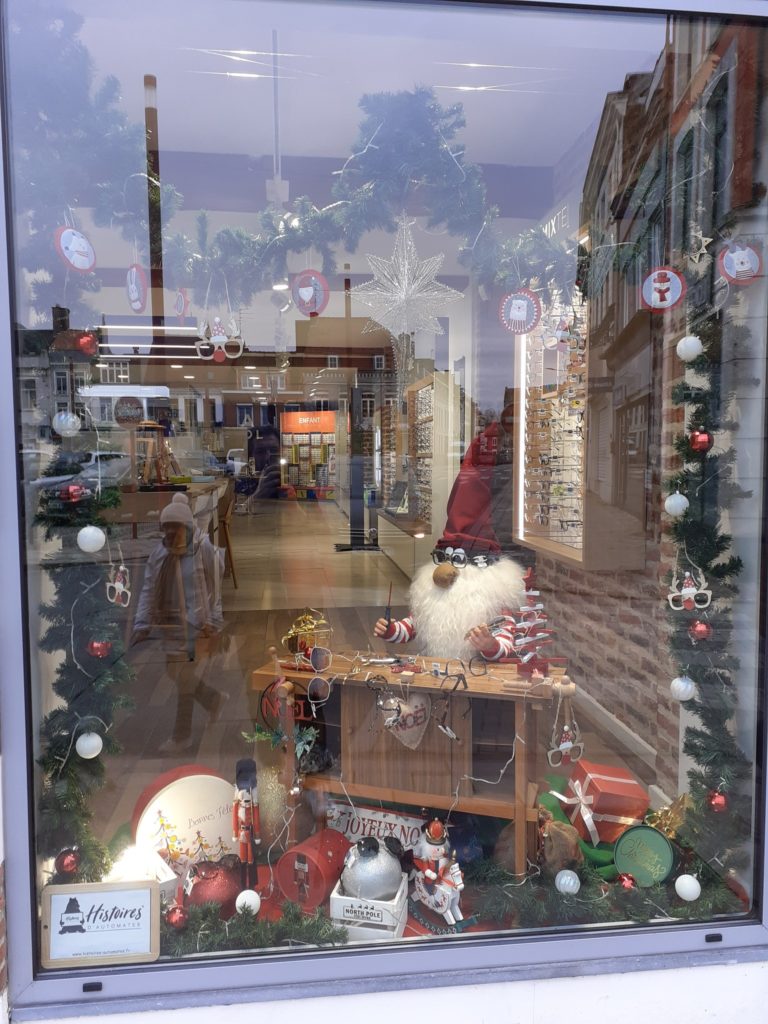 Automates de Vitrines - Décoration de Noël Vitrine de Magasin avec Gnome Lutin Automate- Vitrine de Noël Atol les Opticiens