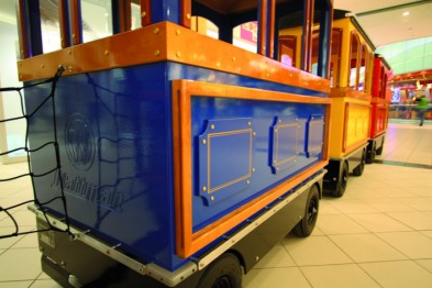 location de petit train d'animation avec wagon publicitaire pour communication lors de vos animations