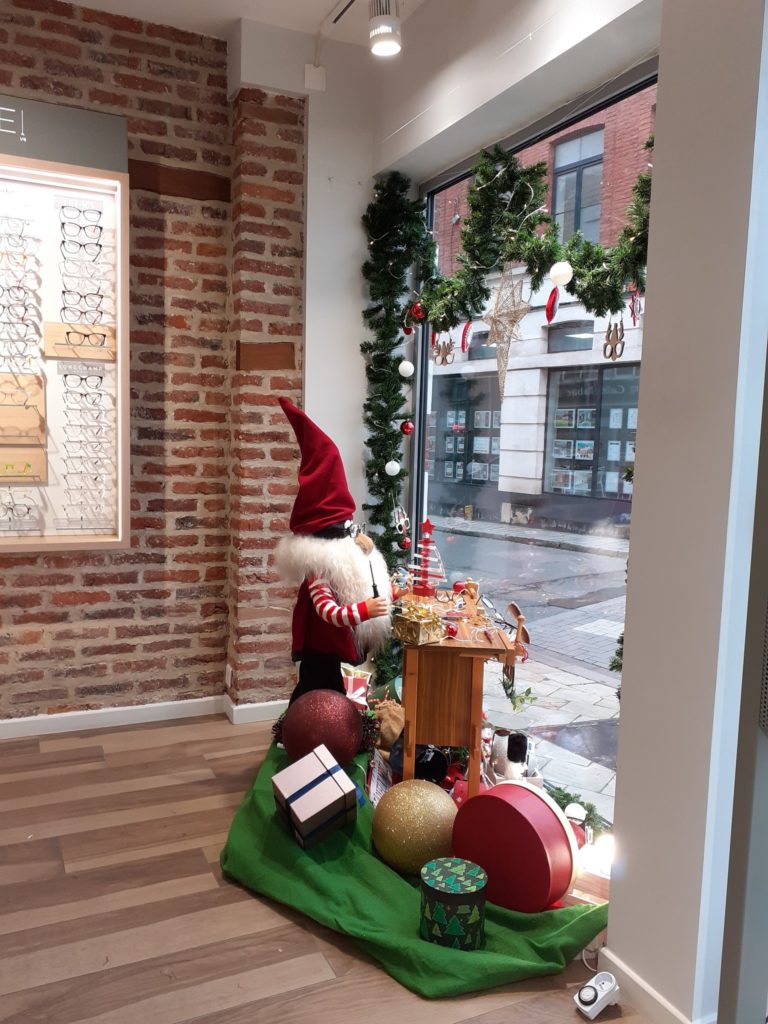 Automates de Vitrines - Décoration Vitrine de Magasin avec Gnome Lutin Automate- Vitrine de Noël Atol les Opticiens