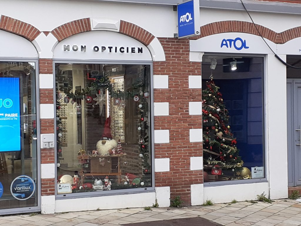 Automates de Vitrines - Décoration de Noël Vitrine de Magasin avec Gnome Lutin Automate- Vitrine de Noël Atol les Opticiens