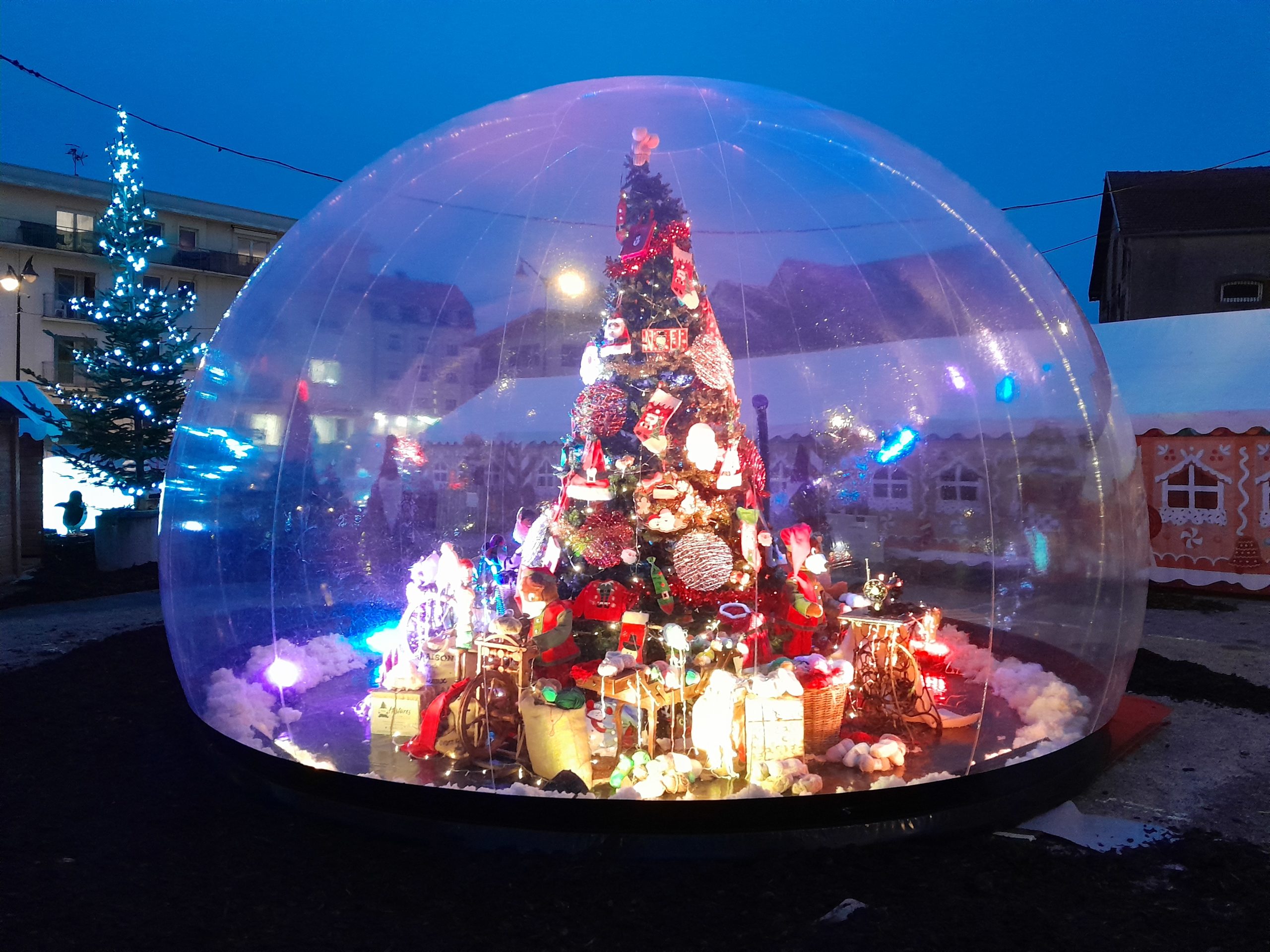 Bulles décoratives Gonflables décorées et animées avec animaux automates et/ou personnages automates théâtralisés et mis en scène dans des décors et scènes décoratives à thèmes. Bulles décoratives de Noël avec Automates, Location décors, décorations à thème, automates pour décoration de marchés de noël, mairies et collectivités.