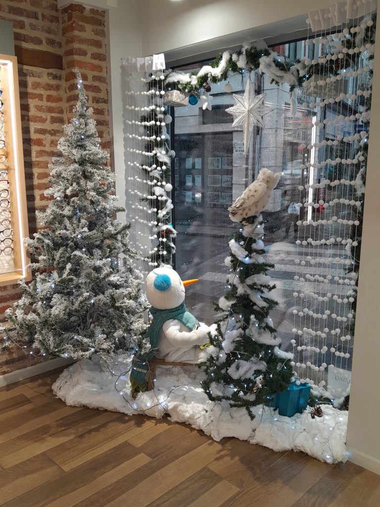 Automates de Vitrines - Décoration Vitrine de Magasin avec Bonhomme de Neige Automate- Vitrine de Noël Atol les Opticiens