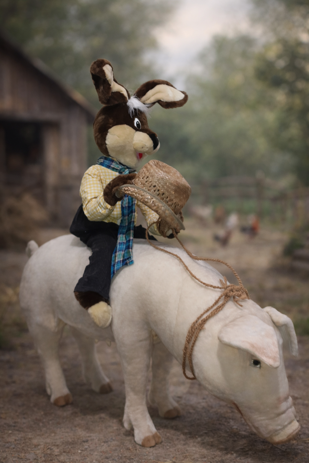 Lapin Automate - Lapin faisant du rodéo sur un cochon - Automate de Pâques