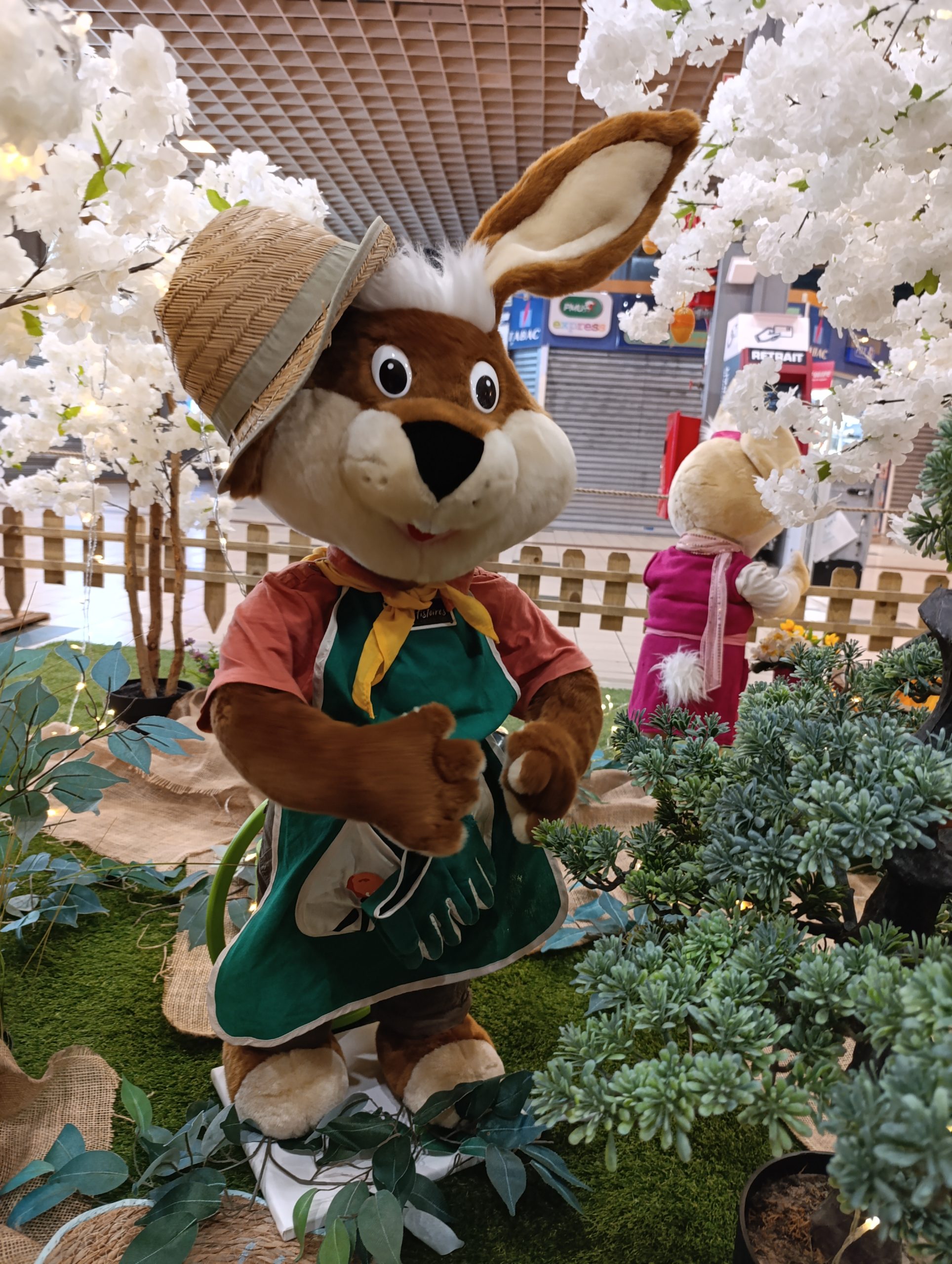 Location de décors de Pâques animés avec personnages et animaux automates. Location de Décors et Scènes Décoratives à thème avec Automates. Décors de Pâques avec lapins automates, lapins de pâques automates, animaux de la ferme automates